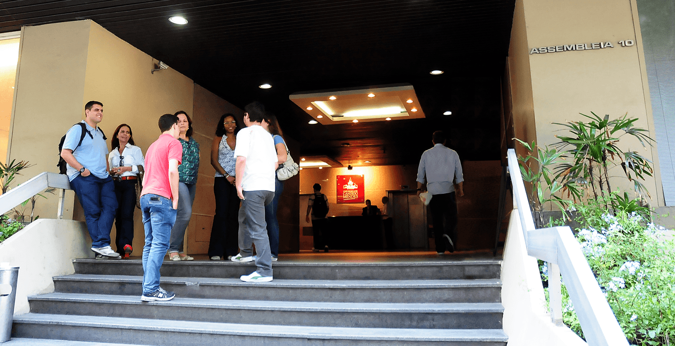 Imagem pessoa mostrando os resultados